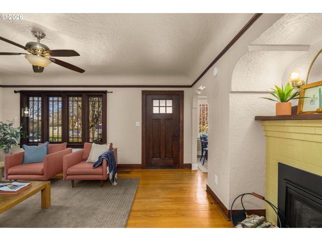 6926 N SEDRO St, Portland, OR 97203