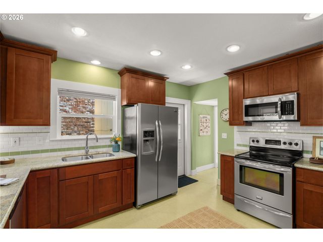 6926 N SEDRO St, Portland, OR 97203