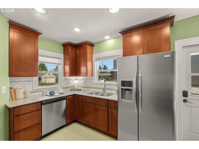 6926 N SEDRO St, Portland, OR 97203