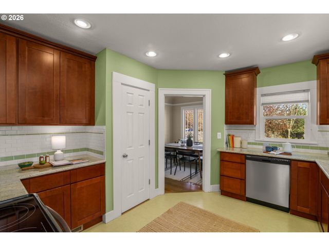 6926 N SEDRO St, Portland, OR 97203