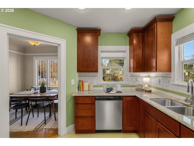 6926 N SEDRO St, Portland, OR 97203