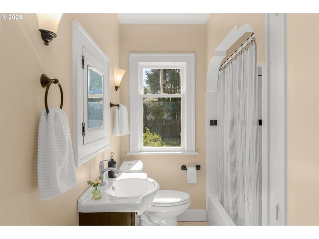 6926 N SEDRO St, Portland, OR 97203