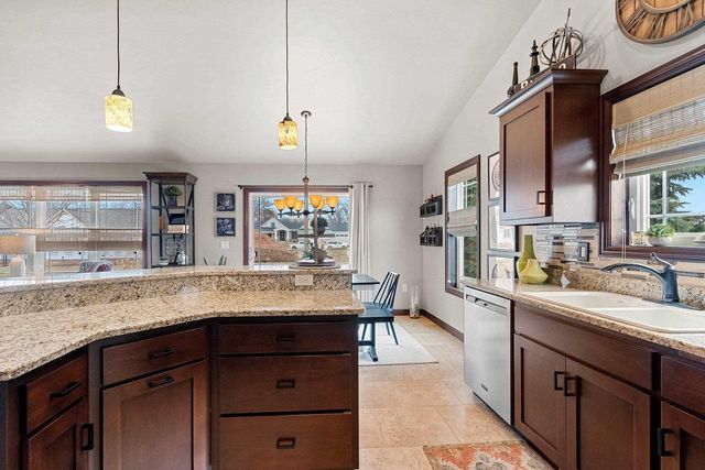 345 CROSSWINDS LANE, Green Bay, WI 54311