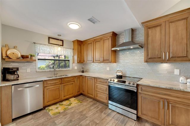 2002 E VIEW DRIVE, Sun City Center, FL 33573