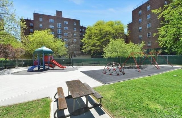 139-15 83rd Avenue 305, Briarwood, NY 11435