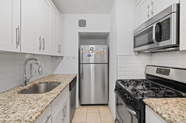 139-15 83rd Avenue 305, Briarwood, NY 11435