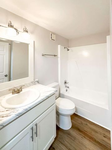 2421 Madison St Apt 37, Clarksville, TN 37043