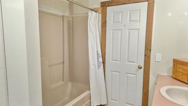 60 Fletcher Lane, Hartford, VT 05059