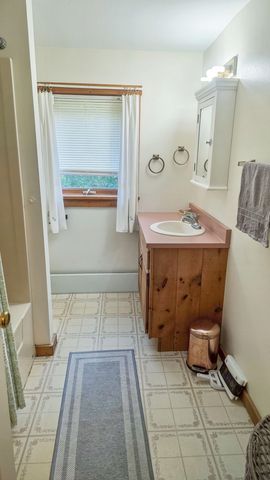 60 Fletcher Lane, Hartford, VT 05059