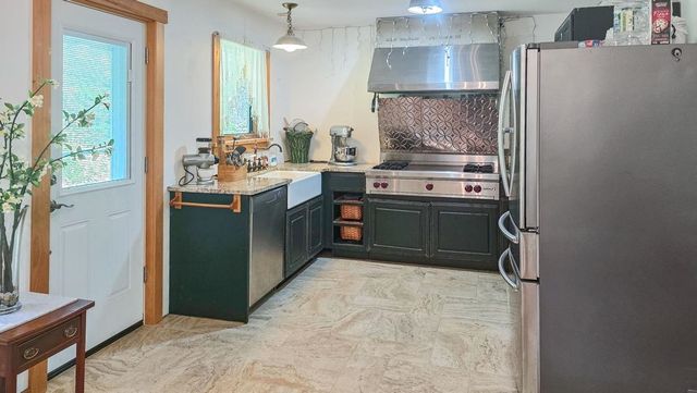 60 Fletcher Lane, Hartford, VT 05059