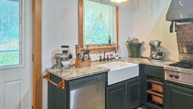 60 Fletcher Lane, Hartford, VT 05059