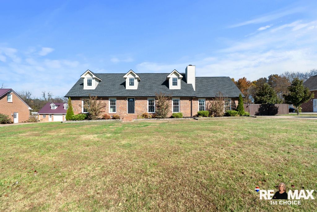 102 Pennsylvania Ave, White House, TN 37188