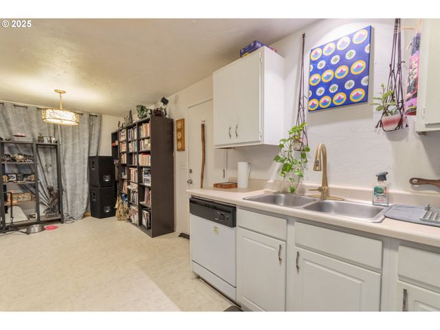 3577 CONCORD St, Eugene, OR 97402