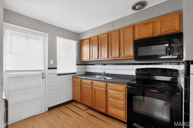 1128 Grenshaw Drive, St Louis, MO 63137