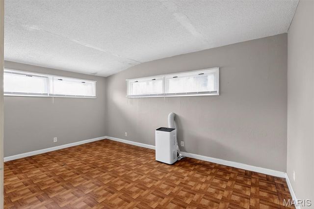 1128 Grenshaw Drive, St Louis, MO 63137