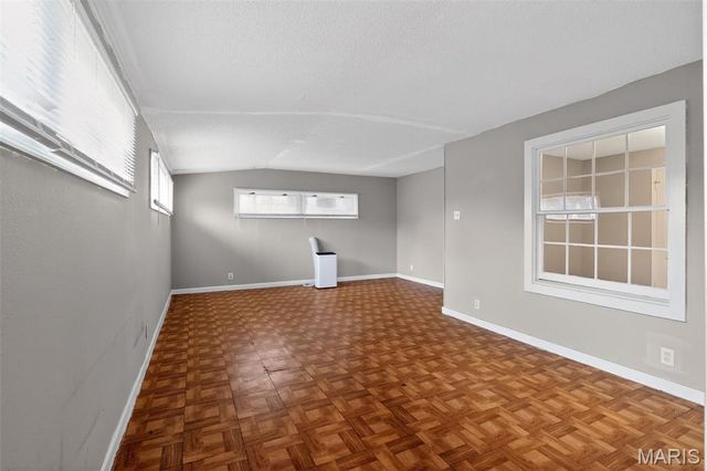 1128 Grenshaw Drive, St Louis, MO 63137