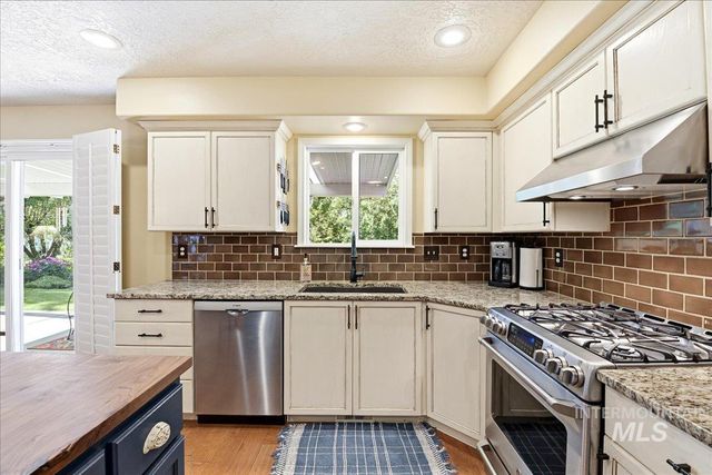 8873 W Hepburn Ln, Garden City, ID 83714