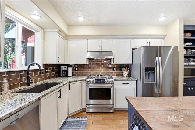 8873 W Hepburn Ln, Garden City, ID 83714