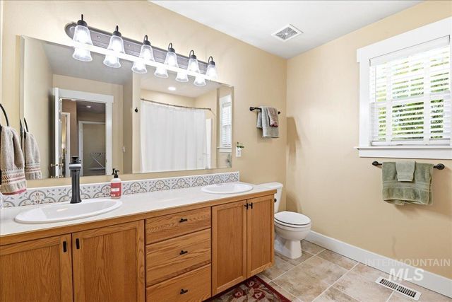 8873 W Hepburn Ln, Garden City, ID 83714