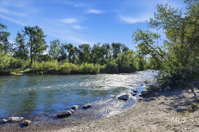 8873 W Hepburn Ln, Garden City, ID 83714