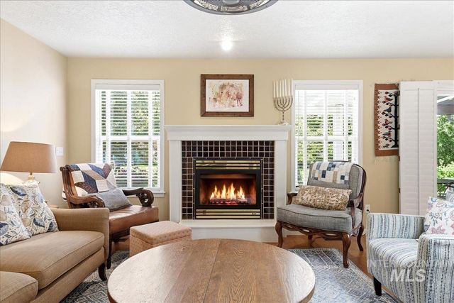 8873 W Hepburn Ln, Garden City, ID 83714