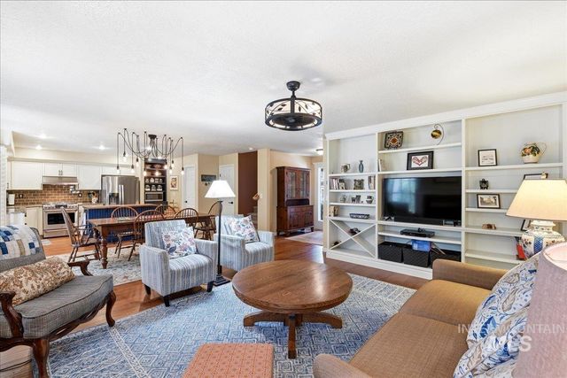 8873 W Hepburn Ln, Garden City, ID 83714