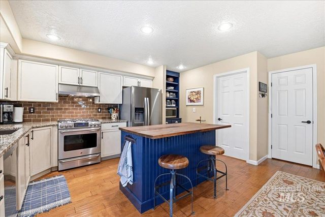 8873 W Hepburn Ln, Garden City, ID 83714