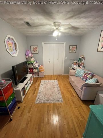 315 E 9th Street, Belle, WV 25015