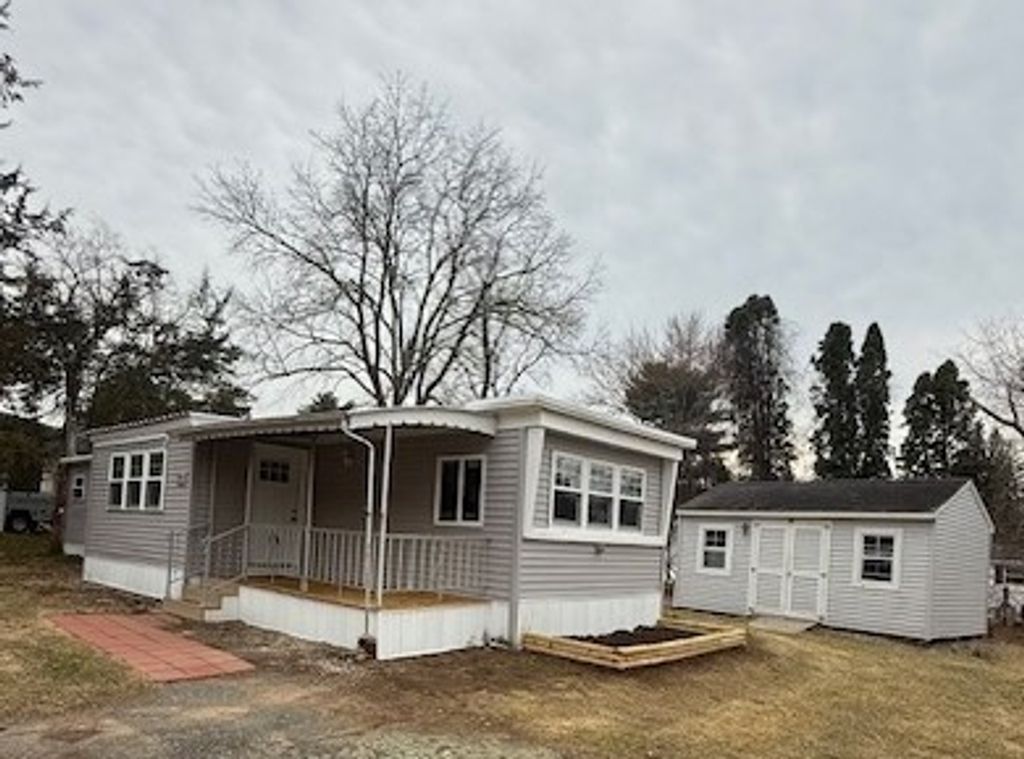 28 Riverview Circle, Brimfield, MA 01010