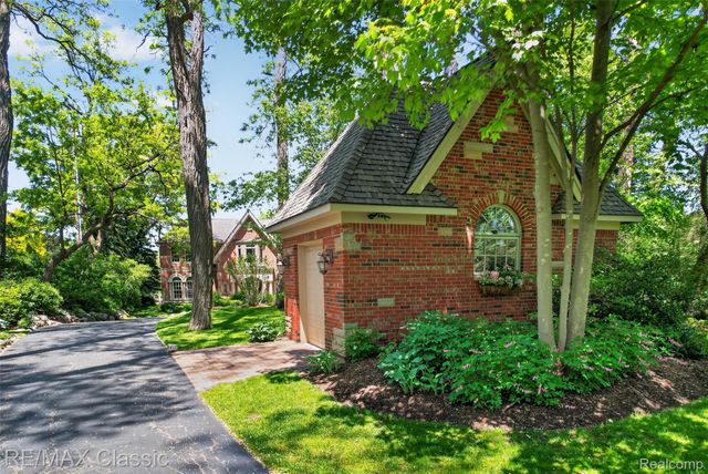 2360 Private Drive, Lake Angelus, MI 48329