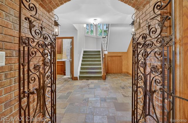 2360 Private Drive, Lake Angelus, MI 48329
