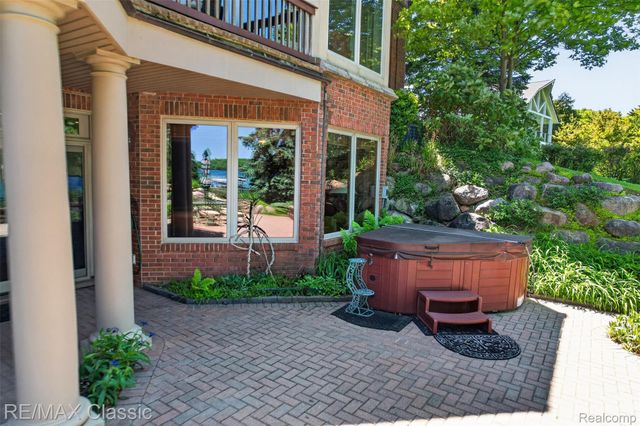 2360 Private Drive, Lake Angelus, MI 48329