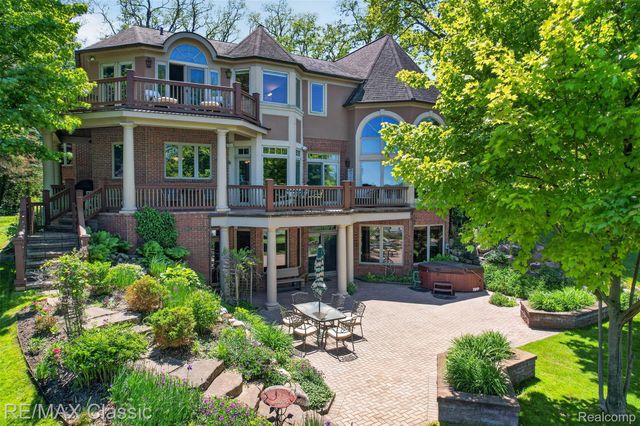 2360 Private Drive, Lake Angelus, MI 48329