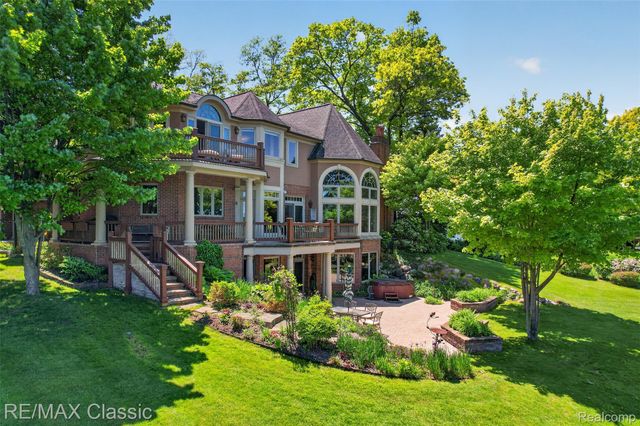 2360 Private Drive, Lake Angelus, MI 48329