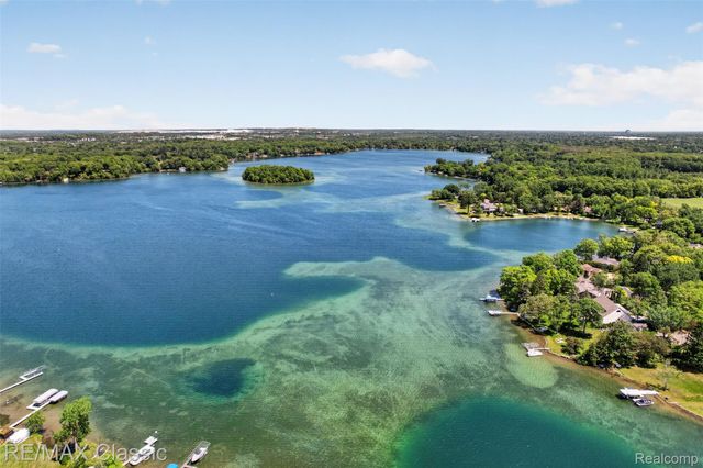 2360 Private Drive, Lake Angelus, MI 48329