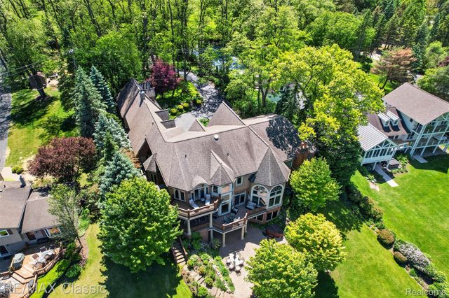 2360 Private Drive, Lake Angelus, MI 48329