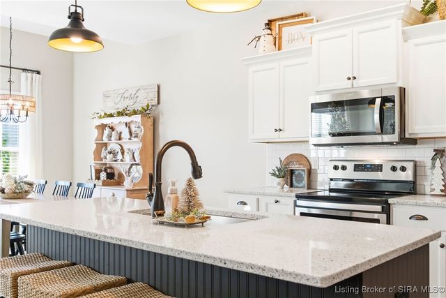 2073 Prestwick Place, Henryville, IN 47126