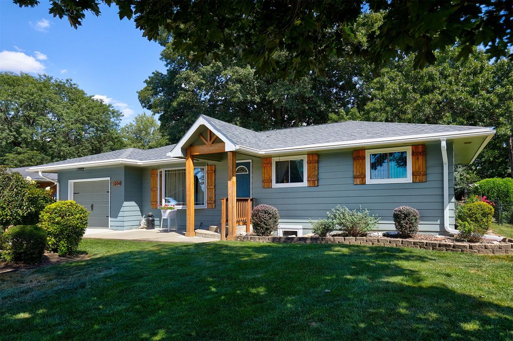 1306 Country Club Road, Indianola, IA 50125