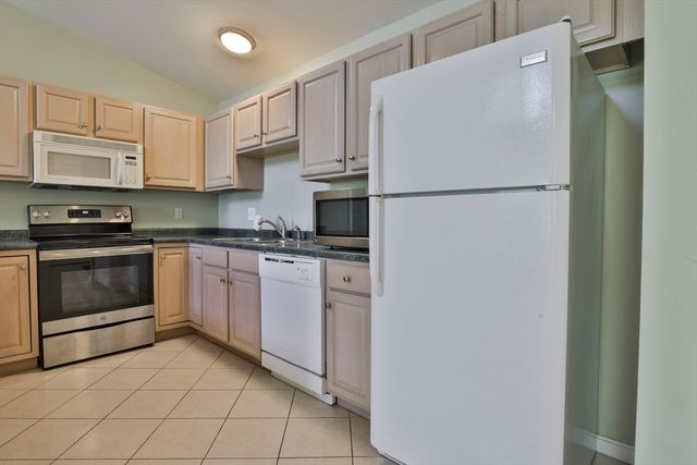 122 Eagle Dr 122, Tewksbury, MA 01876