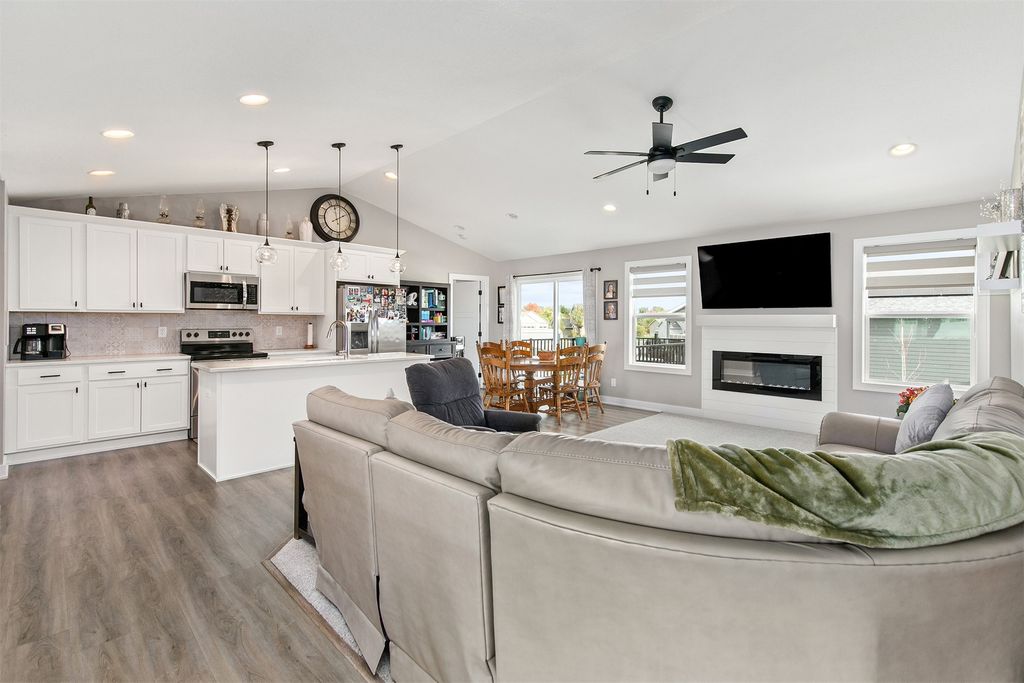 1004 Redbud Drive, Slater, IA 50244