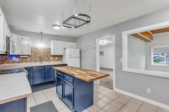 885 W 590 S Road, Wolcottville, IN 46795