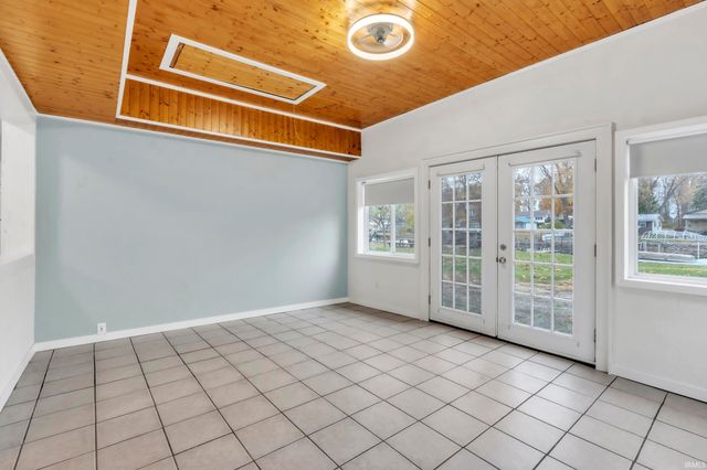 885 W 590 S Road, Wolcottville, IN 46795