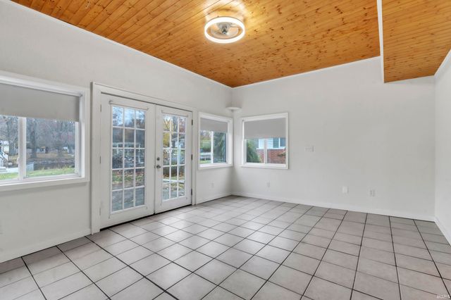 885 W 590 S Road, Wolcottville, IN 46795