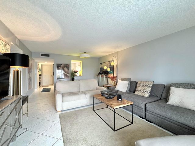 7006 Huntington Lane, Delray Beach, FL 33446