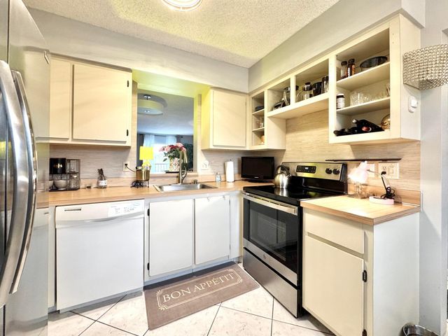 7006 Huntington Lane, Delray Beach, FL 33446