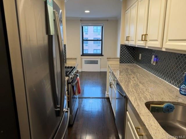 3 Birchwood Court 4M, Mineola, NY 11501