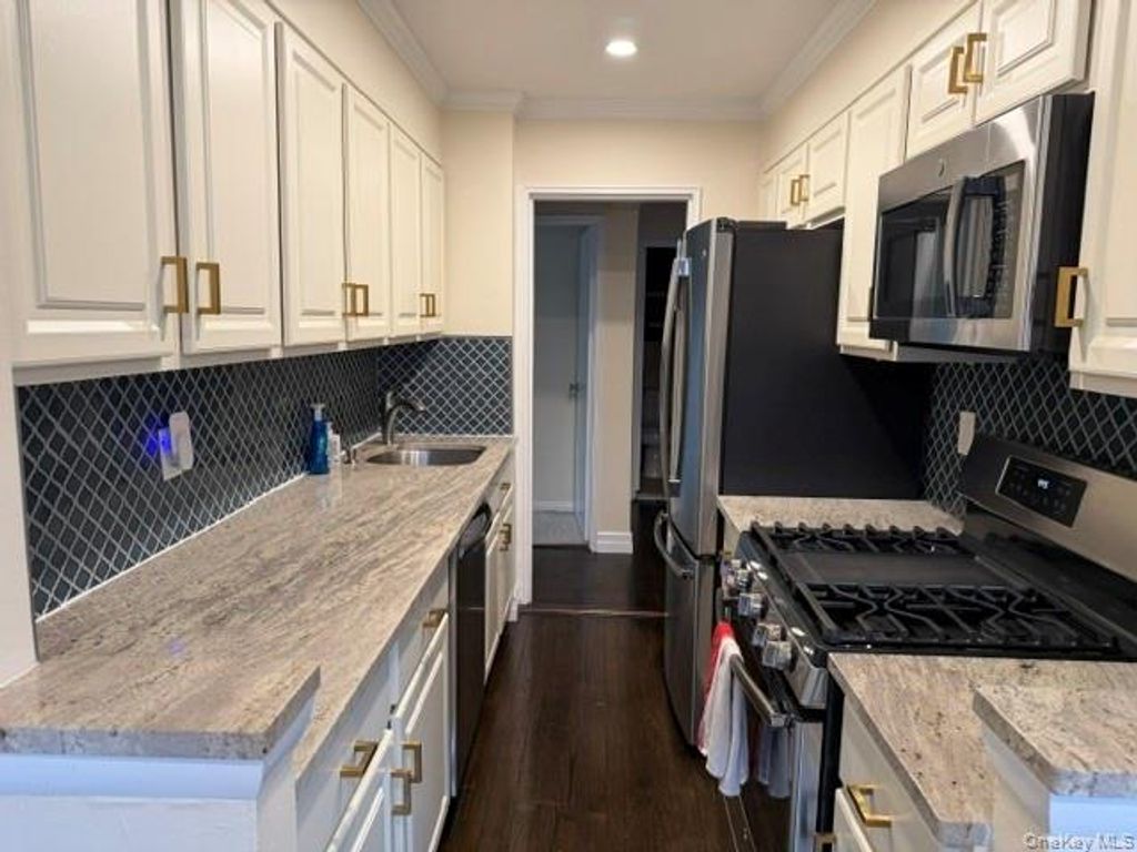 3 Birchwood Court 4M, Mineola, NY 11501 — photo 4