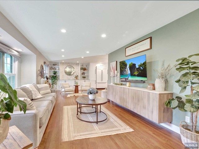 41 Hardwick Lane, Wayne, NJ 07470