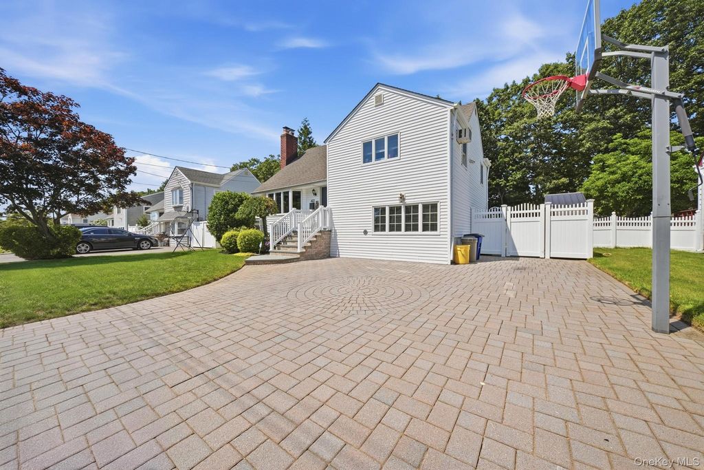 422 Park Lane, Massapequa Park, NY 11762 — photo 2