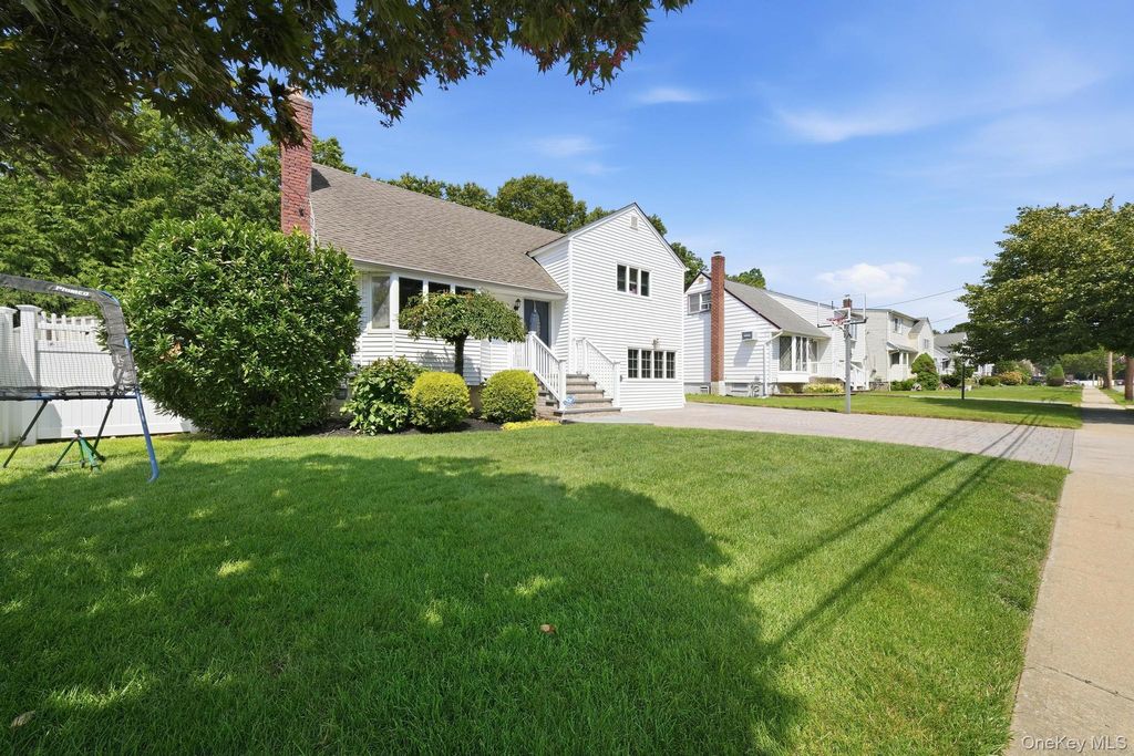 422 Park Lane, Massapequa Park, NY 11762 — photo 3